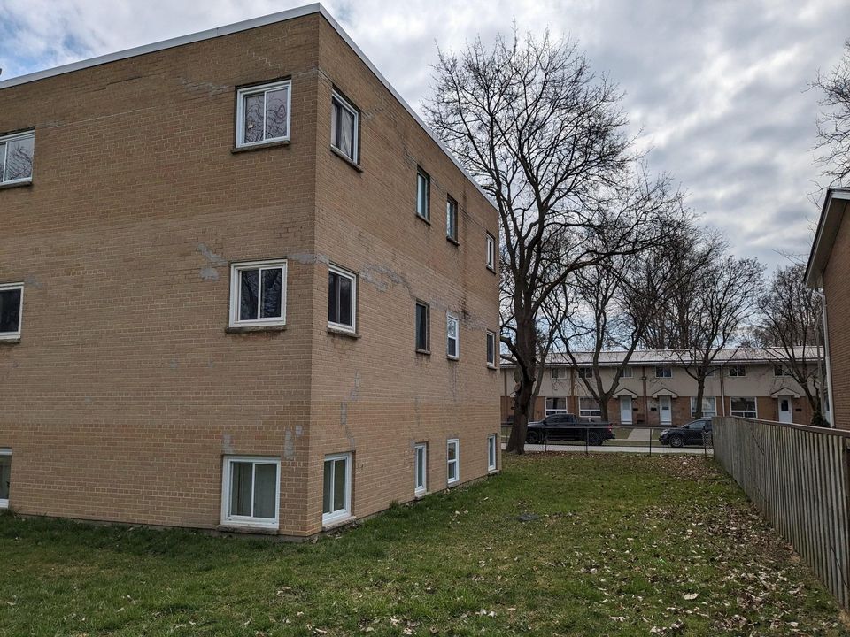 392 Kathleen_Exterior Pic 2